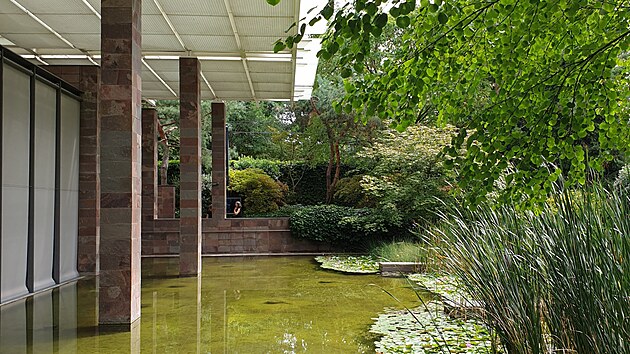 Postranní pohled na čelo pavilonu.