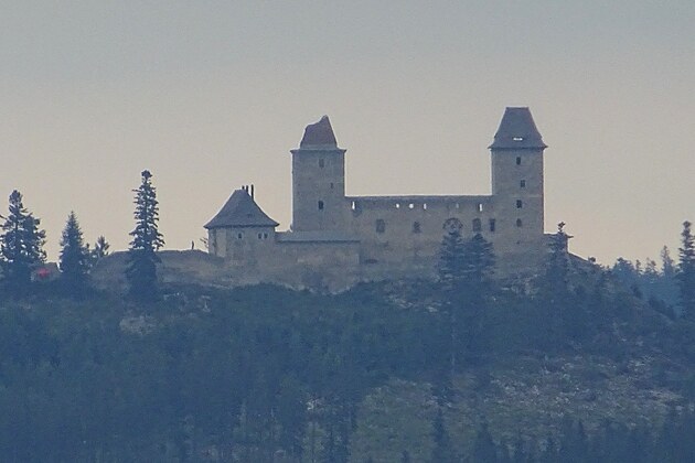 Hrad Kaperk v oparu z pohledu z protjho kopce smrem na Zh