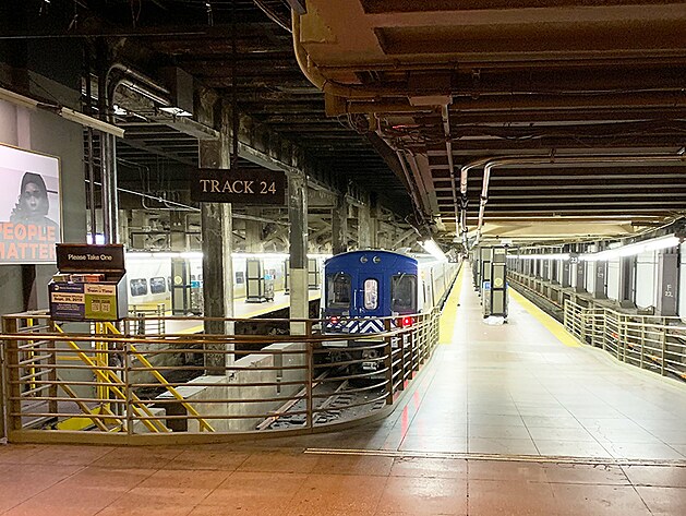Cel Grand Central Station je ukryt v nkolika patrech v podzem a m celkem 67 kolej a 44 nstupi. Podzem nevypad nijak extra krsn a oste kontrastuje s vstavnm vestibulem v pzem.