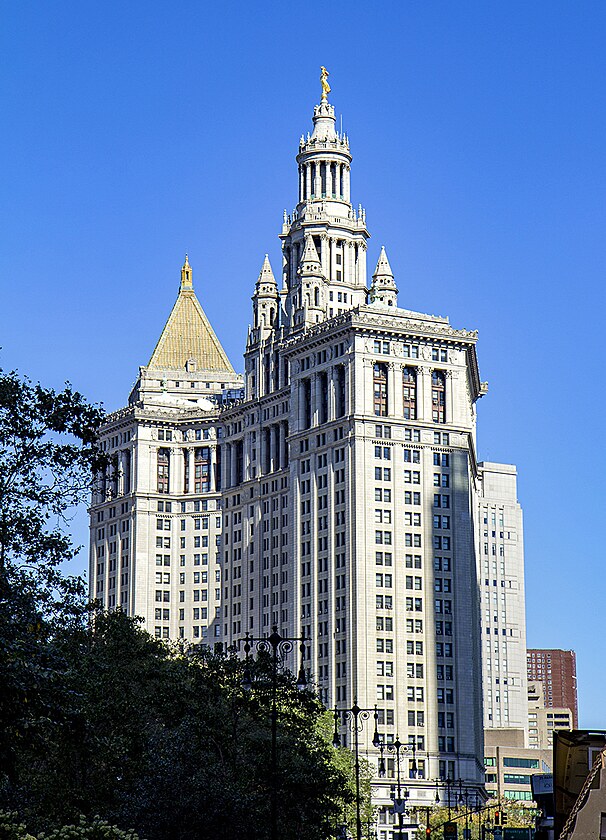 David N. Dinkins Municipal Building je 180 metr vysok budova o 40 patrech, jedna z poslednch, postavench ve stylu novorenesance. Dnes j vyuv msto New York.