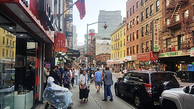 nsk tvr na Manhattanu je jedno velk mravenit a pokud byste nevdli, e jste v New Yorku, mli byste sp pocit, e jste nkde v Hong Kongu. nsk komunita je tu velmi siln.