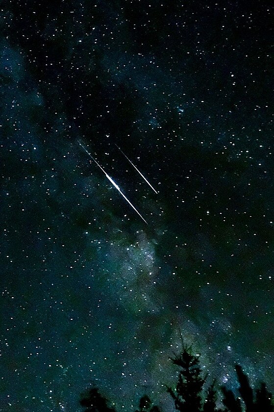 14. 12. 2020 - meteory z roje Geminid na temn obloze.