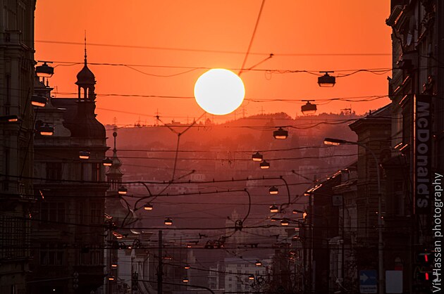 Zpad slunce nad Prahou, bezen 2020.
