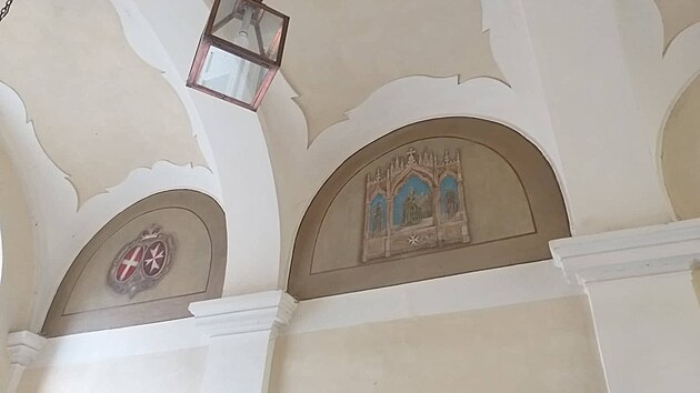 "Aliann" znak eskho velkopevorstv a znak du (vlevo) a znak eskho pevorstv (vpravo) freska v prjezdu Konventu du - Lzesk 4, Praha