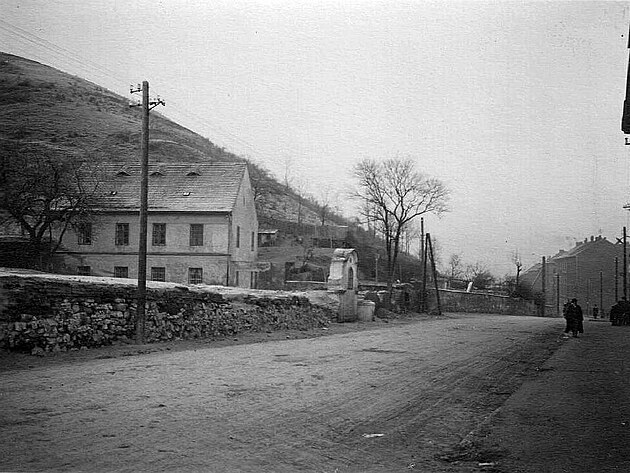 Pohled na kapliku smrem na dnen kiovatku Radlick/K Vodojemu, vlevo Pav vrch - 1906