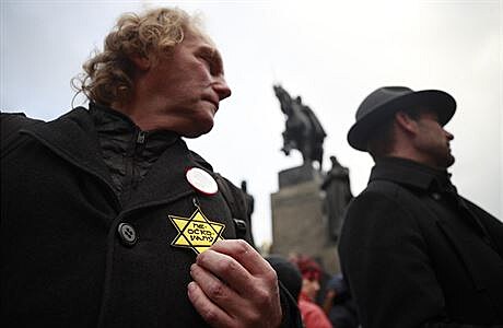 Demonstranti s upravenou Davidovou hv�zdou