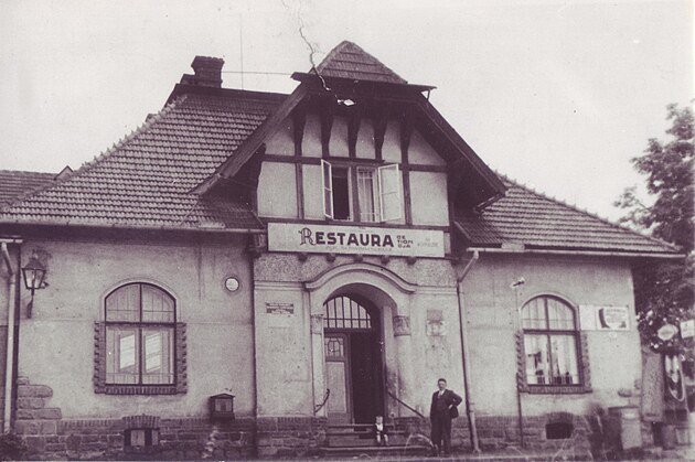 restaurace Na Brandse s benznovm erpadlem kolem roku 1922