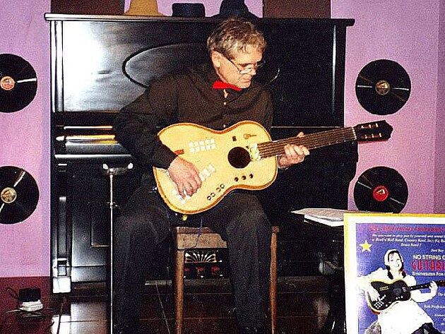 prkrt pi obasnm slo vystoupen jsem hrval na Mldkovo "Guitariano" (amatrsk ped-digitln fotka r.2004)