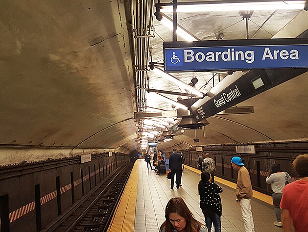 Takhle vypad jedno z nstupi metra na Grand Central Station. Na prvn pohled mte pocit, e u tam pr let stoj. Je to takov vlhk, oprskan a stsnn kobka. Ale rozhodn to m sv kouzlo.