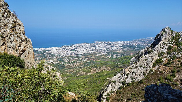 Vhled z hradu St. Hilarion na Kyrenii