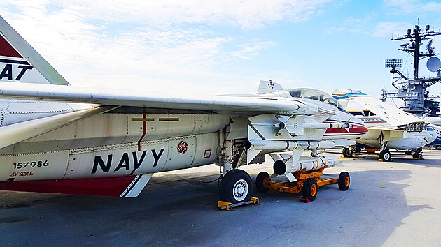 Paluba je pln legendrn letadel. Zde klasick palubn F-14 Tomcat, stedn letoun kultovnho filmu Top Gun.
