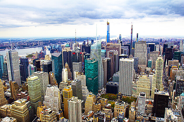 Pohled na Manhattan shora, je naprosto nepopsateln. Hustota mrakodrap je tu opravdu len a msto je tak opravdu postaven v mnoha rovnch. V dlce pak ji zmiovan jehla, nejten mrakodrap v NYC.