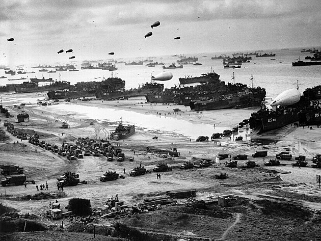 Nkladn lod zajiujc operaci Overlord na Omaha Beach za odlivu nkdy okolo poloviny ervna 1944. Jin zdroje snmek datuj 9. ervna 1944. Zdroj: Wikipedia.