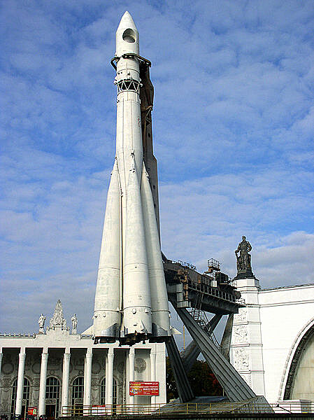 Raketa Vostok, kter dopravila prvnho lovka do vesmru, vystaven v Moskv.