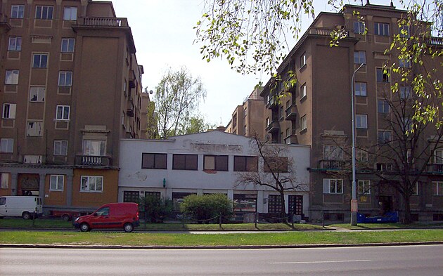 Dnes ji� neexistuj�c� B�evnovsk� kav�rna na Pato�kov� t��d� (foto z roku 2007)