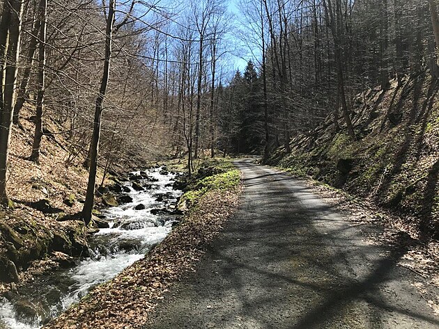 Cesta stoupá kolem říčky Merty.