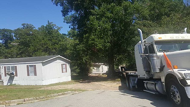 Klasick� domek �idi�e kamionu. Takov�ch tu vid�te okolo cesty tis�ce.