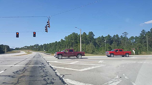 Jedete po d�lnic� nap��� rozhlehl�mi pl�n�mi Ji�n� Karol�ny, des�tky kilometr� nikde ��dn� os�dlen� a najednou sv�teln� k�i�ovatka s k��en�m dvou d�lnic. To za�ijete opravdu jenom tady.