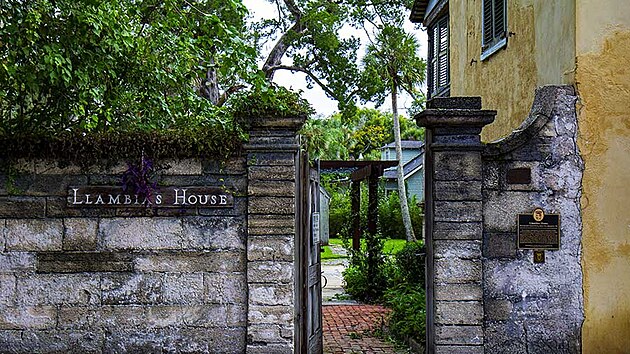 St. Augustin je pln� kr�sn�ch historick�ch dom� a malebn�ch z�kout�.