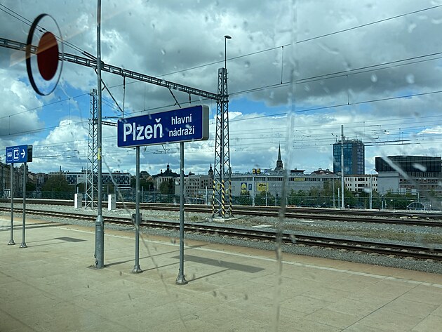 Ostrava - Praha - Plze ... pt stanice Marinsk Lzn. Jo, v Plzni pr. Nic divnho, pr u cel kvten, ach jo.