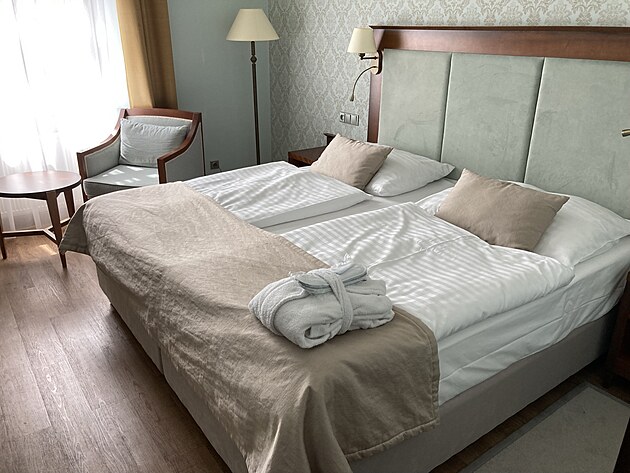 I pokoje maj� fajn�. Telka, klima, ledni�ka, man�elka - v�ecko jako doma.