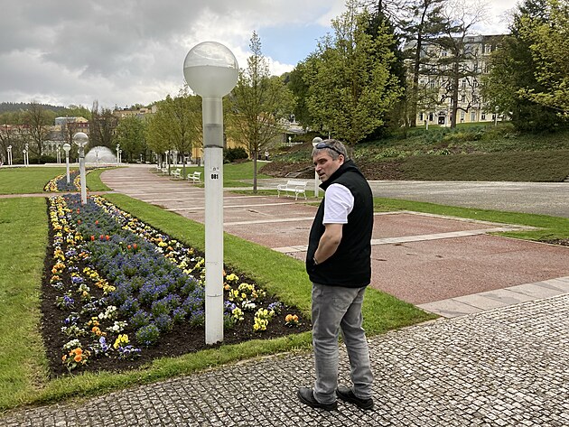 Od "Rudolfa" opu�t�n�m parkem k velk� kolon�d�. Poprv� a naposledy v kr�tk�m ruk�vu - �patn� n�pad!