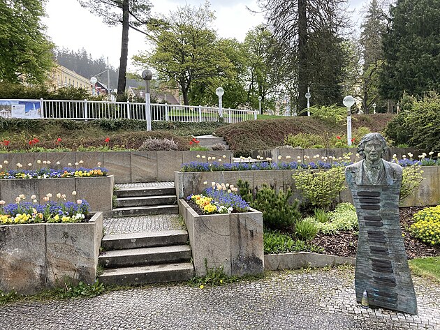 Parkov� �pravy u font�ny. �� je to socha? Neb�t popisku - nepozn�, pr� Hapka. Holt, ne ka�d� socha se povede, u �pinar� by o tom mohli vypr�v�t.