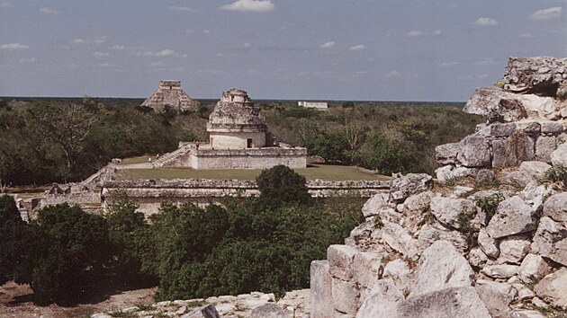 Observato, v pozad El Castillo