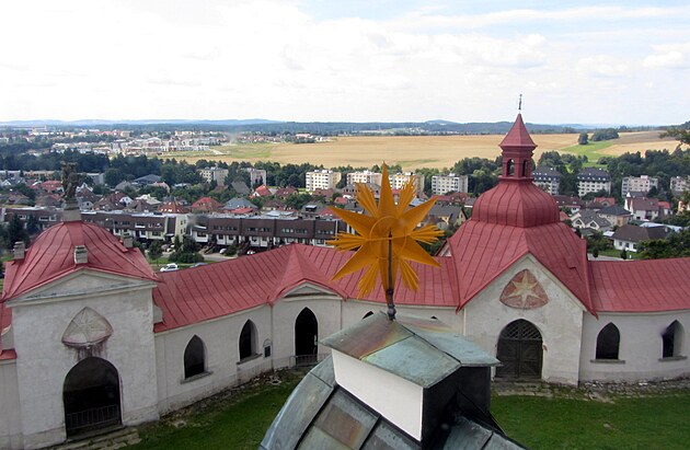 Tak je�t� jeden pohled zh�ry, v pozad� M�sto ���r, v pop�ed� mal� ��st ambitu.
