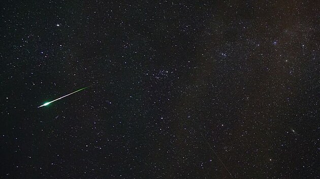 12. a 13. 8. 2021 - maximum roje Perseid. Fotografie zachycuje jasn meteor z roje Perseid promtajc se nm do souhvzd Vozky. Vlevo dole je hvzdokupa Plejdy, uprosted souhvzd Persea a vpravo nahoe typick W - Kasiopeia.