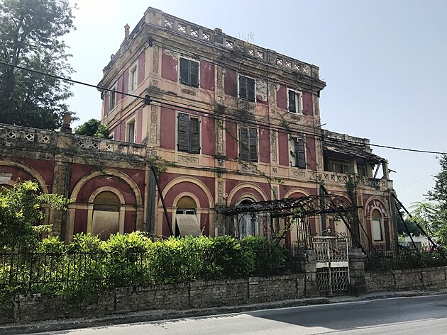 Mo�n� budete n�kdo v�d�t, co je to za vilu.