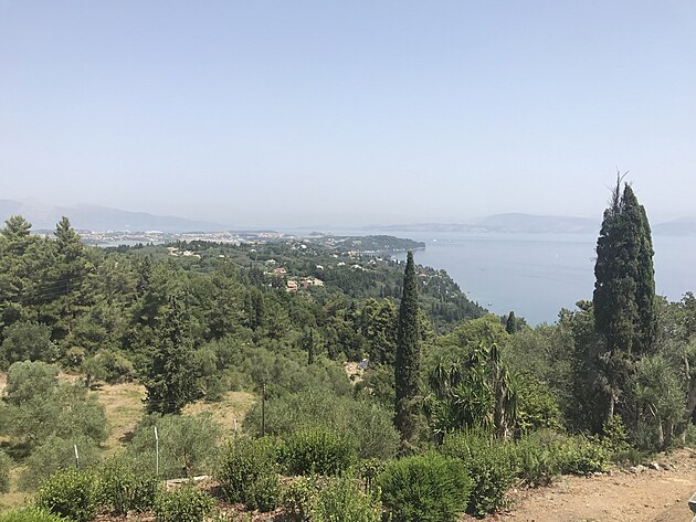 A jet pohled od sochy Vtznho Achiella - na zliv msta Korfu.