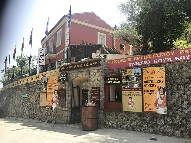 Dostáváme hlad a žízeň, ale tuto předraženou restauraci a prodejnu vždy zásadně vynechávám. Po všech 9 návštěv na Korfu.