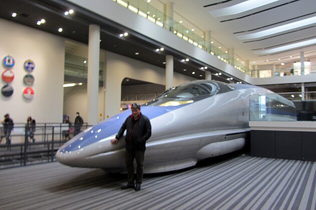 Prvn vagon soupravy Shinkansen A700 v muzeu eleznice v Kjtu. Odpov na kvz: jedn se o pojistky - aretaci opradla. Po uvolnn lze peklopt opradlo, sedadlo je tak vdy po smru jzdy! sedadlo