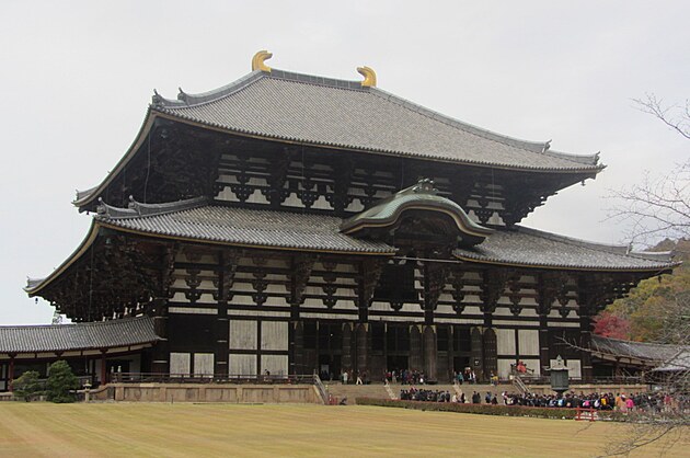 Pr nejstar chrm v okol a v nm nejvt zlat Budha. Kdo nev, a tam b!