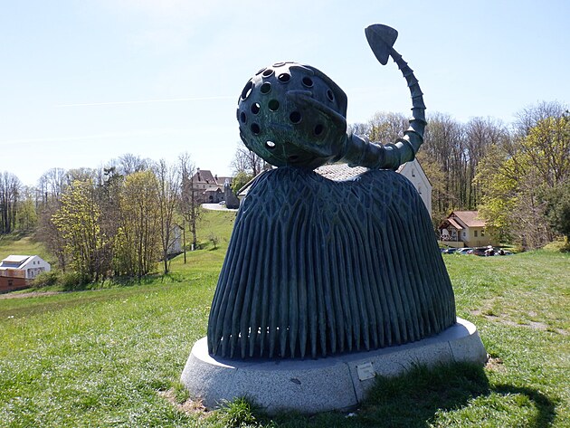 Bronzov socha Spie. esk socha a mal Jaroslav Rna ji vytvoil v roce 2000.