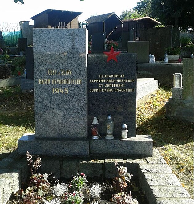 Na h�bitov� v J�lov�m m� Rud� arm�da tak� sv�j pomn�k.