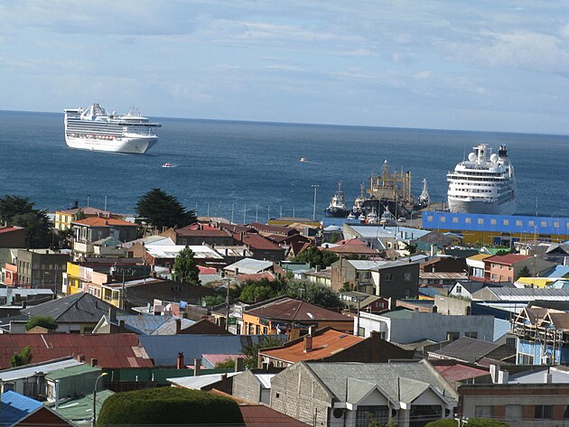 Pohled z msta Punta Arenas v Chile na oteven moe. V dlce vpravo nae lodika