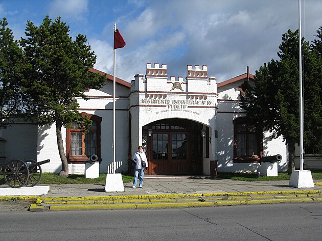 P�ed br�nou kas�ren Chilsk� arm�dy, pos�dka Punta Arenas. tato fotka mn� mohla st�t dva roky v�zen�