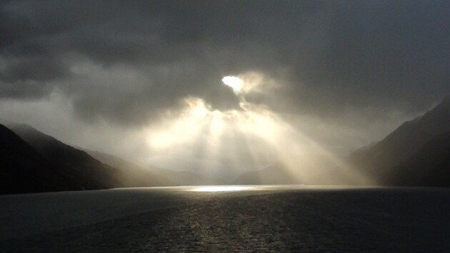 Prav� poledne v Canal Moraleda u ostrova Isla magdalena