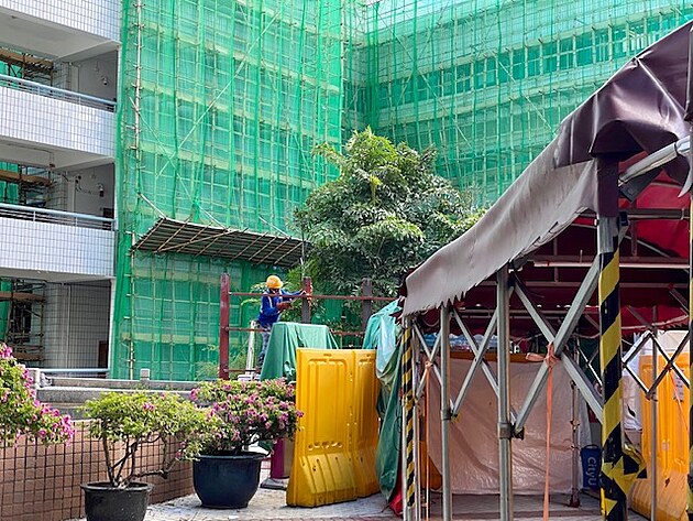 P�n ve �lut� helm� n�co sva�oval. Napravo je vstup do chodby, kterou se staveni�t�m dostanete na univerzitu