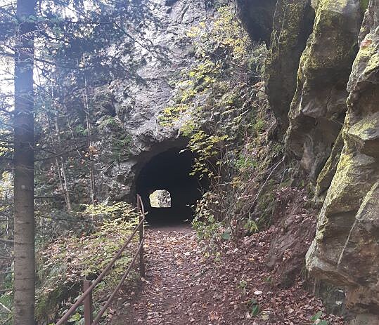 Cesta vede dokonce i 32 metr dlouhm tunelem z let 1938 a 39, kter nechal prorazit Klub eskch turist z Tbora