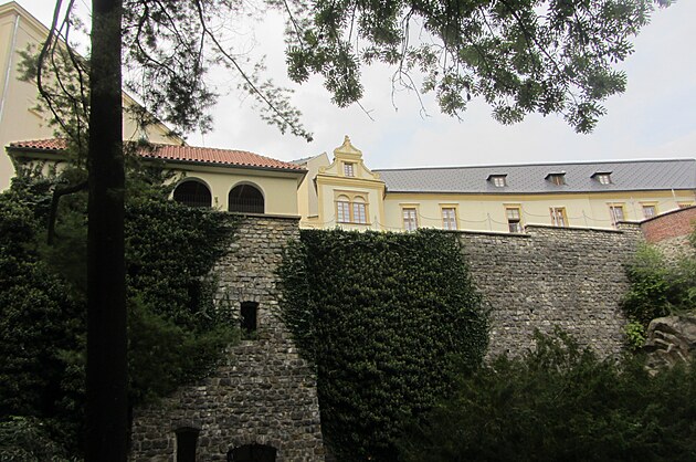 Arcibiskupské domy, foceno z parku