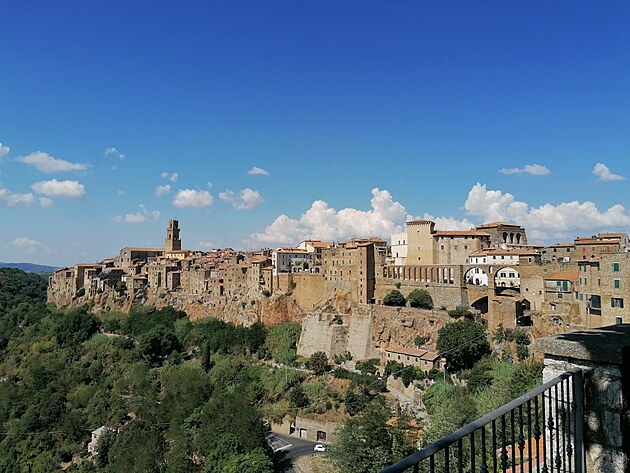 Pitigliano, v pop�ed� akvadukt.