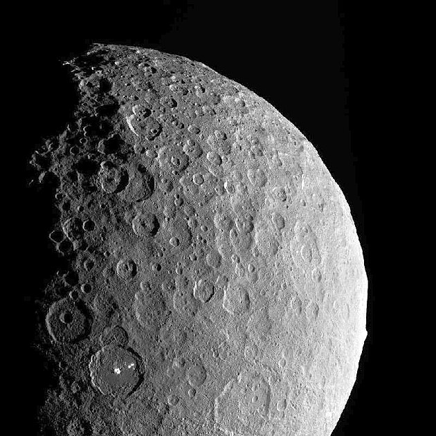 Povrch trpasli planety Ceres na fotografii pozen sondou Dawn 11. nora 2017.
