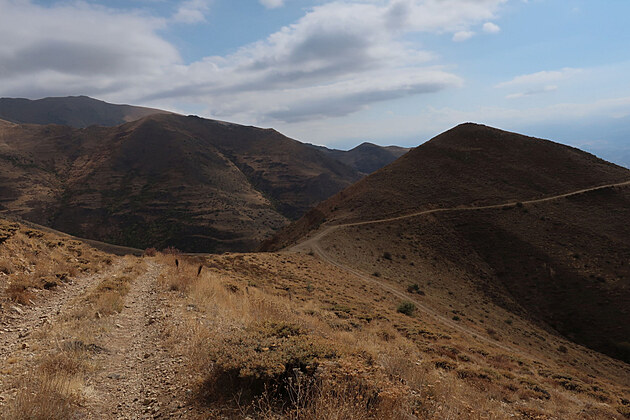 Kiovatka tvaru vidl z vrchu - vped vede pjezdov cesta od Yeghegnadzoru, doleva (v zkrytu horizontem) cesta ke Spitakavoru