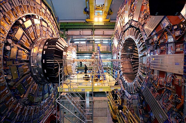 Detektor stic urychlovae v CERNu je nco jako nae oko, i kdy trochu zvltn. Vid daleko hlub skutenost ne my prostm okem.