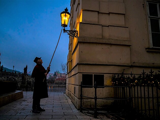 Lamp pomoc tye rozh plynovou lampu na Karlov most. 7.12.2021, Praha.