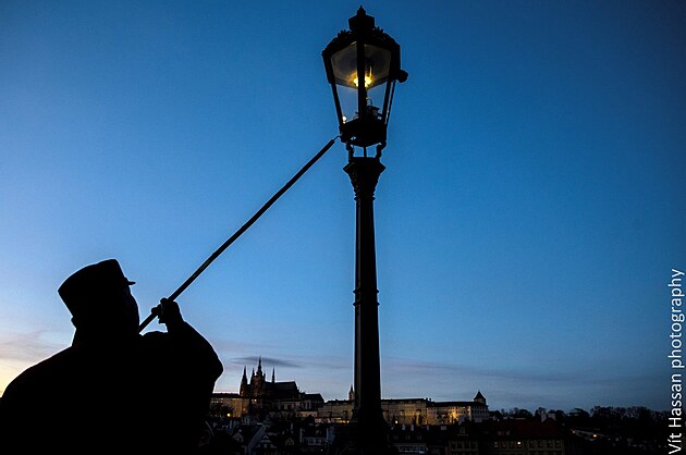 Lamp pomoc tye rozh plynovou lampu na Karlov most, 3.12.2021.