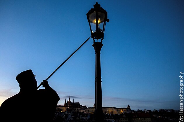 Lamp Jan kovec pomoc tye rozh plynovou lampu na Karlov most.
